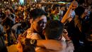 Sejumlah aktivis saling berpelukan setelah mendengar pemerintah Indonesia menunda pelaksanaan eksekusi hukuman mati terhadap Mary Jane, di depan Kedutaan Indonesia di Filipina, Rabu (29/4/2015). (REUTERS/Ezra Acayan)
