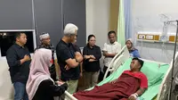 Capres Ganjar Pranowo membesuk korban penganiayaan oknum TNI di Boyolali. (Liputan6.com/Ady Anugrahadi).