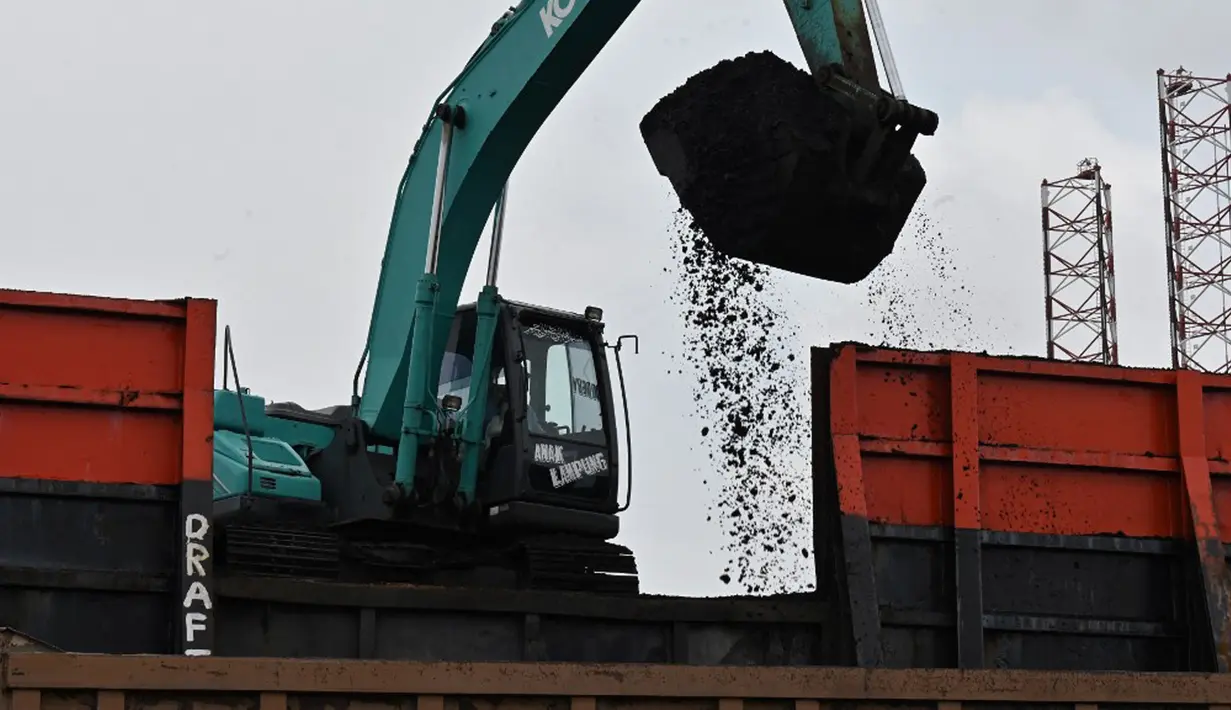 Batu bara dimuat ke truk di Pelabuhan Karya Citra Nusantara (KCN) Marunda, Jakarta, 17 Januari 2022. Indonesia melonggarkan larangan ekspor batu bara. (ADEK BERRY/AFP)