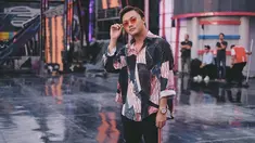 Sering tampil dengan kaus putih sebagai andalan style-nya, Rizky Febian juga sering tampil simple dengan kemeja pattern dan kacamata. Rizky tampil begitu santai dengan memadukan kemeja dan track pants. Rizky juga sering menambahkan aksesoris kalung, gelang atau jam.(Liputan6.com/IG/@rizkyfbian)