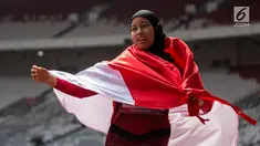Pelari Indonesia, Tiarani Karisma Evi melakukan selebrasi usai meraih medali emas Asian Para Games cabang atletik nomor lari 100 meter T42 / T63 di SUGBK, Jakarta, Rabu (10/10). Evi mencatatkan waktu 14,98 detik. (Bola.com/Vitalis Yogi Trisna)