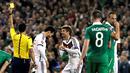 Pemain Jerman Hummels (tengah) menerima kartu kuning pada Kualifikasi Piala Eropa 2016 Grup D, Jerman vs Republik Irlandia di Sation Aviva, Dublin, Kamis (8/10/2015). Jerman menyerah 0-1. (AFP Photo / Tobias Schwarz)