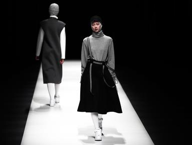 Model berjalan di atas catwalk memperagakan busana muslim Autumn/Winter 2017 karya desainer Indonesia, Rani Hatta saat acara Tokyo Fashion Week di Tokyo, Jepang, Rabu (22/3). (AFP Photo / Behrouz Mehri)