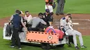 Pemain Houston Astros, Colin Moran dibawa keluar lapangan setelah bola menghantam matanya saat melawan Baltimore Orioles di Oriole Park di Camden Yards di Baltimore, Maryland (22/7). Astros menang 8-4. (Mitchell Layton/Getty Images/AFP)