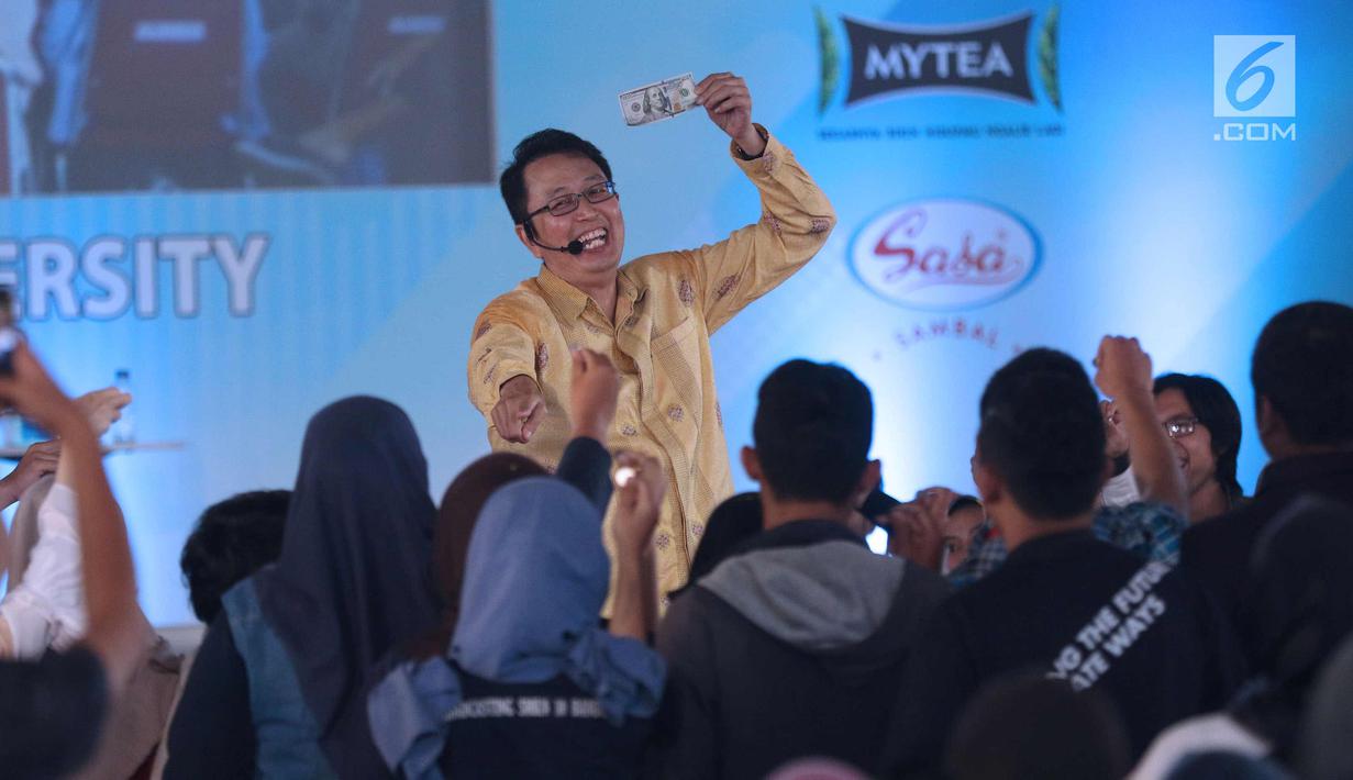 Motivator Ulung, Tung Desem Waringin saat memberikan motivasi dan berinteraksi dengan para peserta EGTC di gelaran Emtek Goes To Campus 2017 di Universitas Telkom, Bandung, Kamis (30/11). (Liputan6.com/Helmi Fithriansyah)