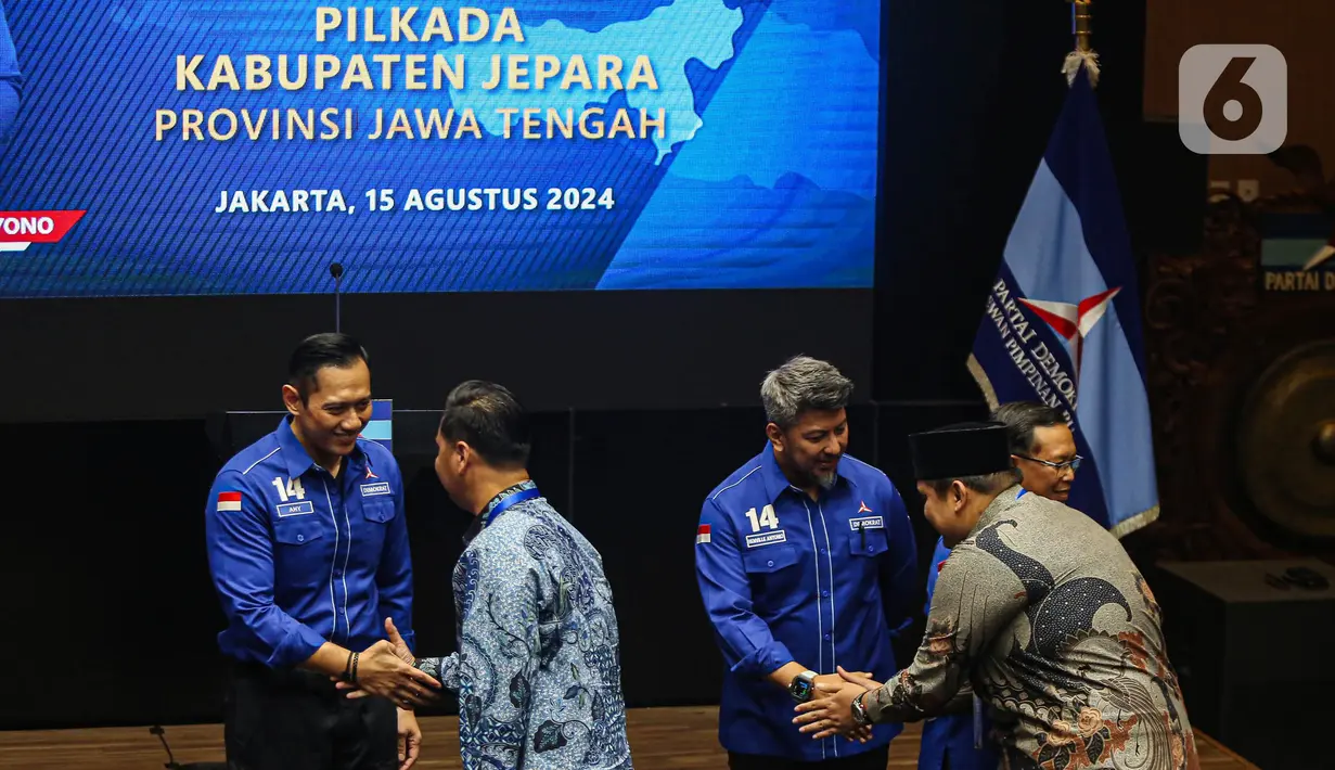 Ketua Umum Partai Demokrat Agus Harimurti Yudhoyono (kiri) saat menerima bakal calon kepala daerah yang diusung dalam Pilkada Serentak 2024 di kantor Dewan Pimpinan Pusat (DPP) Partai Demokrat, Jakarta, Kamis (15/8/2024). (Liputan6.com/Angga Yuniar)