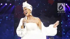 Aksi Agnez Mo saat tampil dalam malam puncak HUT ke-28 SCTV di ICE BSD, Tangerang, Banten, Jumat (24/8). Agnez Mo tampil cantik menggenakan gaun putih saat membawakan lagu berjudul "Sebuah Rasa". (Faizal Fanani/liputan6.com)