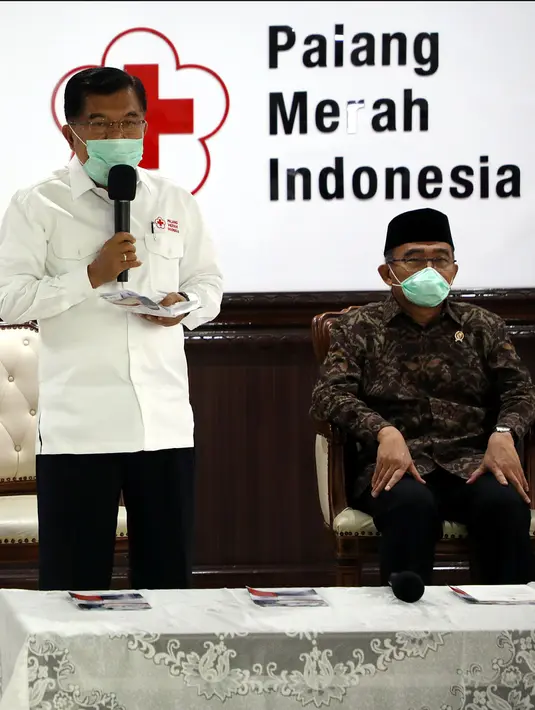 Ketua Umum PMI Jusuf Kalla (kiri) menyampaikan sambutan saat Pencanangan Gerakan Nasional Pendonor Plasma Konvalesen di Markas PMI, Jakarta, Senin (18/1/2021). Donor plasma konvalesen inisiatif PMI bersama Lembaga Biologi Molekuler Eijkman yang telah melalui sejumlah tahapan. (StaffJK/Ade Danhur)
