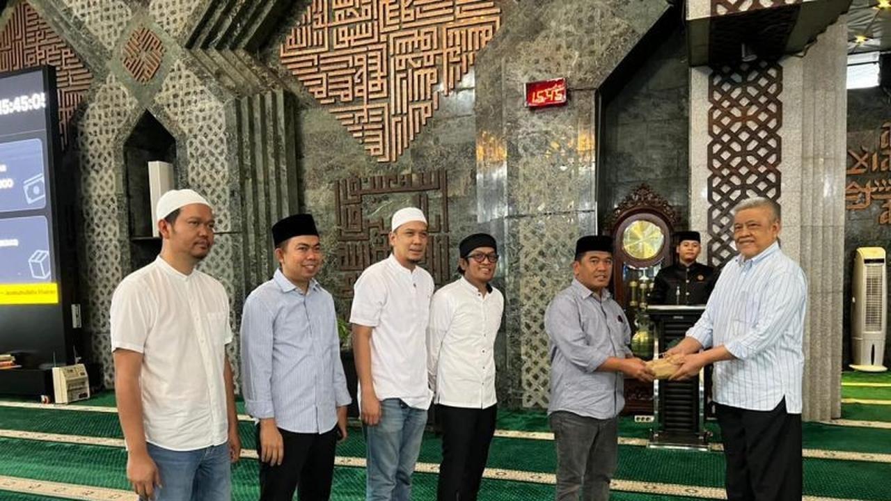 DPRD Sulsel Serahkan Dana Infak Buka Puasa Rp61 Juta di Masjid Al-Markaz, Dukung Konsep Ramah Lingkungan