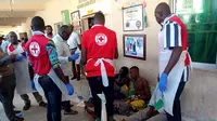 Petugas medis melakukan pertolongan pertama terhadap para korban luka serangan bom bunuh diri di Nigeria (AFP/Audu Ali Marte)