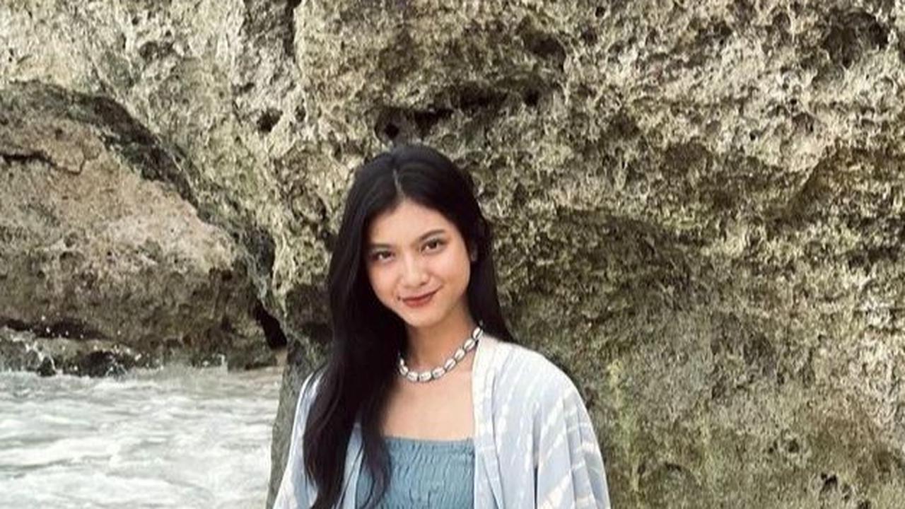 Serupa dengan remaja di usianya, Vio juga kerap tampil dengan outfit kekinian saat di balik layar. Parasnya yang cantik serta gaya penampilan yang super kece membuatnya menjadi idola baru di dunia hiburan.