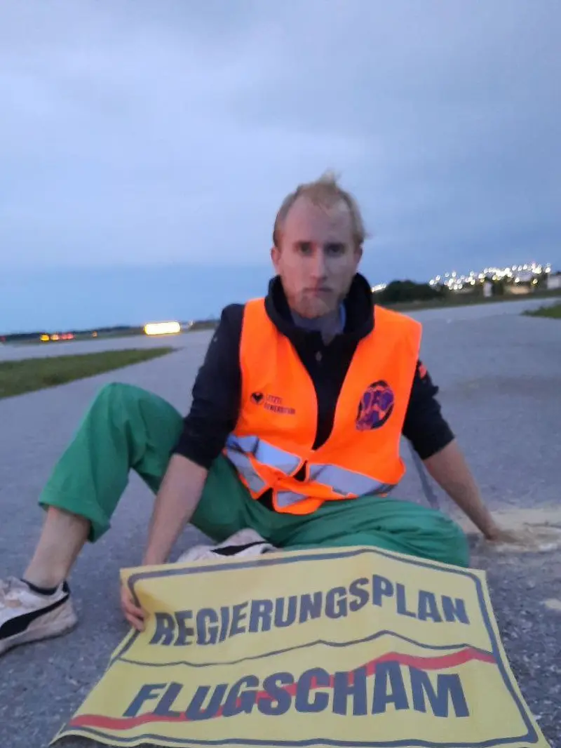 Aktivis Iklim Menempelkan Diri di Landasan Pacu Bandara Munich Jerman sebagai Bentuk Protes