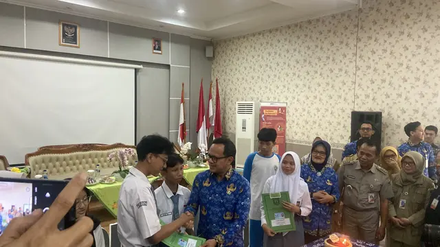 Wakil Menteri Dalam Negeri (Wamendagri) Bima Arya memantau langsung, aksi jemput bola dari Dirjen Kependudukan dan Catatan Sipil atau Dukcapil dalam giat perekaman E-KTP.