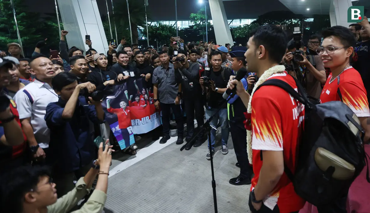 Kapten tim bulu tangkis putra Indonesia untuk Thomas Cup 2024, Fajar Alfian dan kapten tim bulu tangkis putri Indonesia untuk Uber Cup 2024, Apriyani Rahayu menemui fans di Gedung VVIP Terminal 3 Bandara Soekarno Hatta, Tangerang, Banten, Senin (06/05/2024). (Bola.com/M Iqbal Ichsan)