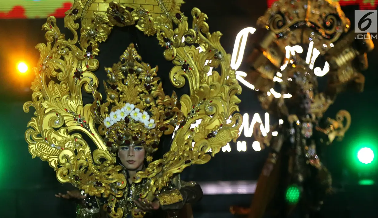 Model membawakan kostum dari ragam budaya Asia pada acara Jember Fashion Carnaval (JFC) di Lippo Mall Kemang, Jakarta, Senin (20/8). Kegiatan untuk mendukung Asian Games 2018 digelar pada 20 dan 21 Agustus. (Liputan6.com/Fery Pradolo)