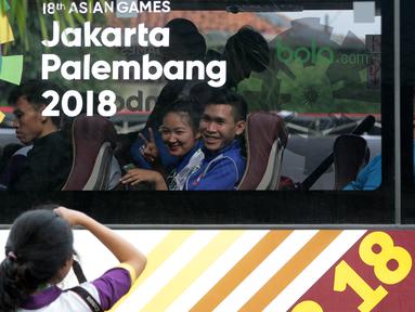 Atlet dan Official Silat bersiap menuju mess usai mengikuti Test Event Asian Games 2018 di Padepokan Silat TMII, Jakarta, Senin (12/2/2018). Sebanyak sepuluh negara mengikuti test event pencak silat 2018 tersebut. (Bola.com/Nick Hanoatubun)