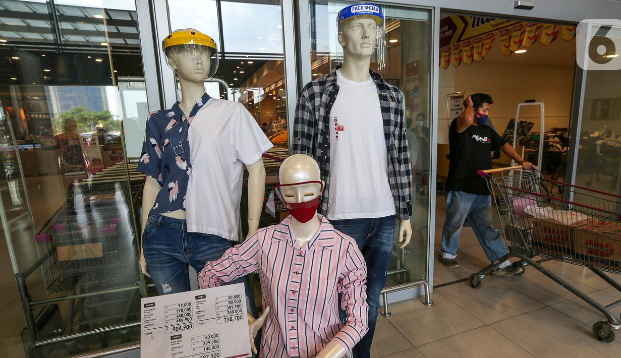 Manekin lengkap dengan baju dan APD berupa masker dan face shield menghiasi pintu masuk dan keluar di supermarket AEON Mall BSD City, Tangerang, Rabu (3/6/2020). Selama masa PSBB supermarket AEON beroperasi sejak pukul 08.00 - 20.00 WIB. (Liputan6.com/Fery Pradolo)