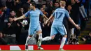 Gelandang City, Ilkay Gundogan melakukan selebrasi usai mencetak gol keduanya ke gawang Barcelona pada grup C Liga Champions di stadion Etihad, Manchester, (2/11). City menang atas Barcelona dengan skor 3-1. (Reuters/Phil Noble)