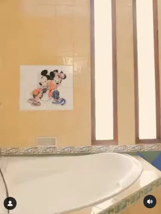 Dan ini adalah kamar mandi Tasya dengan potret Micky dan Mini Mouse di dinding. [Foto: Instagram/@tasyakamila]