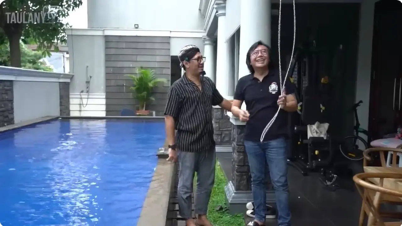 6 Potret Halaman dan Teras Rumah Ari Lasso, Asri Dilengkapi Kolam Renang