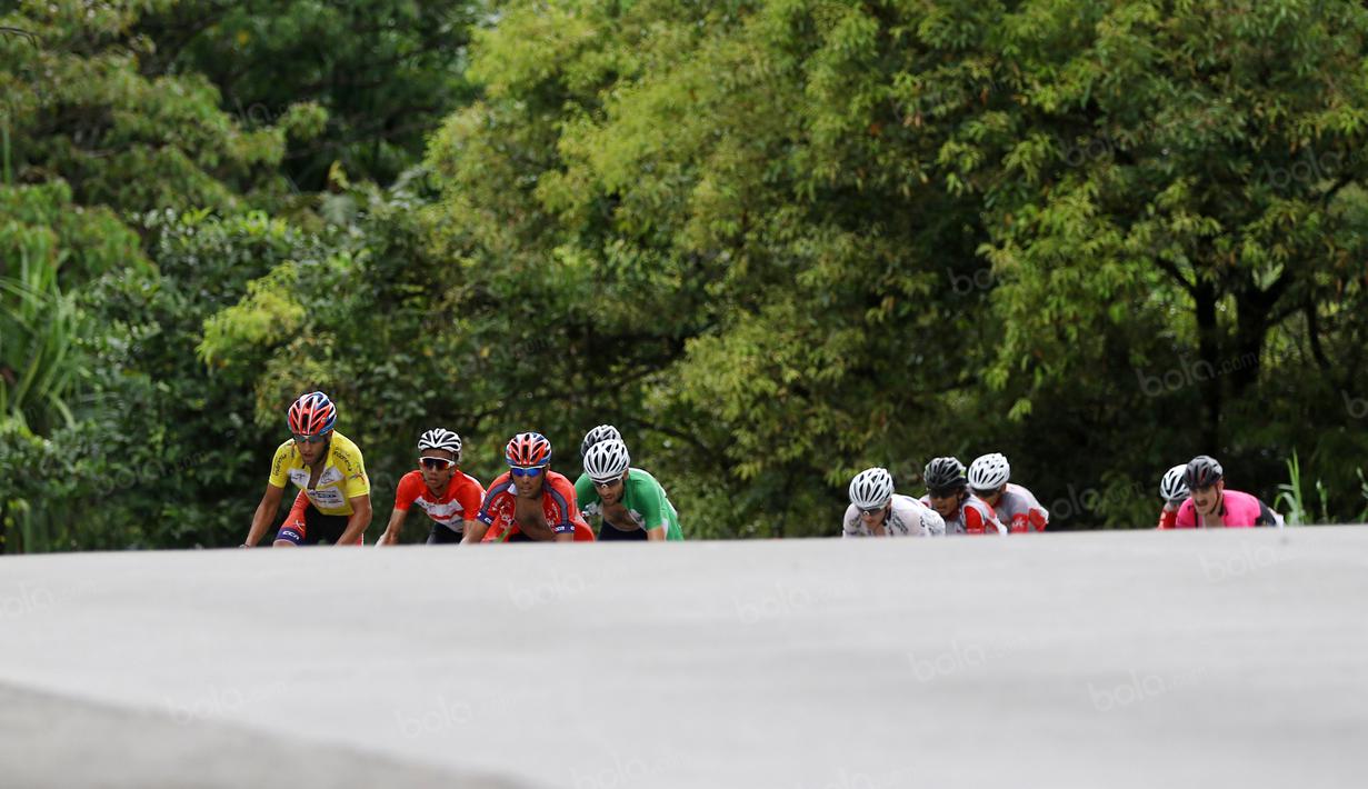 Pebalap Pishgaman Cycling Team asal Iran, Amir Kohladouz (kiri), berusaha memacu sepeda pada tanjakan Etape 6 dari Padang Pariaman menuju Sawahlunto, Sumatera Barat, Kamis (11/8/2016). (Bola.com/Nicklas Hanoatubun)