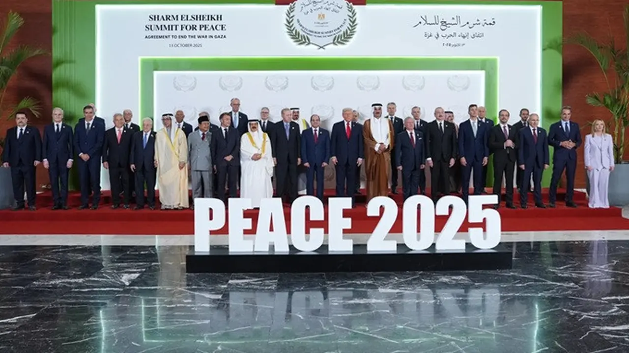 Presiden Amerika Serikat Donald Trump bersama para pemimpin dunia berpose untuk foto bersama dalam KTT di Sharm El Sheikh, Mesir, Senin, (13/10/2025). Pertemuan tersebut digelar untuk mendukung berakhirnya perang Israel–Hamas di Gaza.