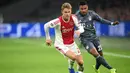 5. Frenkie de Jong (Ajax Amsterdam) – Pemain muda Belanda ini resmi menjadi milik Barcelona setelah diboyong dengan nilai transfer 75 juta euro. Gelandang berusia 21 tahun tersebut akan berlabuh ke Camp Nou pada musim panas mendatang. (AFP/John Thys)