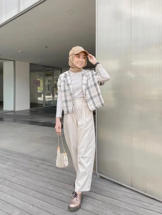 Blazer dengan lengan berpotongan pendek juga cocok untuk hijabers. Padukan dengan inner dan cullote pants, (Instagram/meiraniap).
