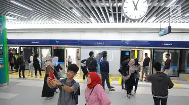 Warga foto di stasiun MRT Bundaran HI, Jakarta, Selasa (19/2). Setiap stasiun MRT fase 1 ini punya tema dan konsep yang berbeda. (Liputan6.com/Angga Yuniar)
