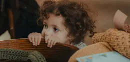 Anak yang introvert memiliki tipe kepribadian yang membuat mereka merasa lebih nyaman bersama beberapa orang terdekat. (Foto/dok: Pexels/Rahib Hamidov)