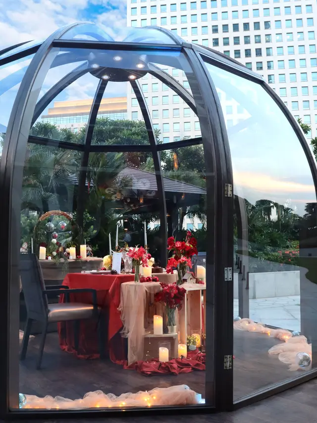 Valentine Pod Dining