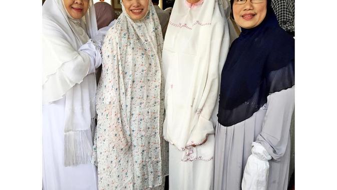 Sophia Latjuba saat Pakai Hijab (Sumber: Instagram/sophia_latjuba88)