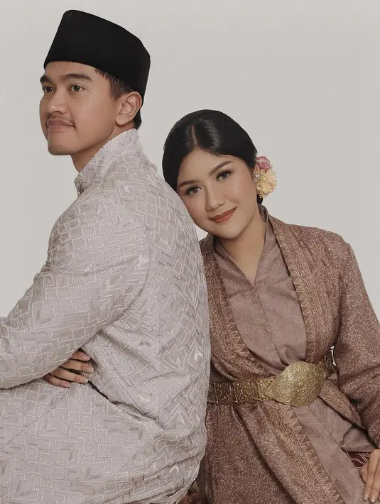 Kakak dan adik ipar ini sama-sama tampil ayu dalam busana karya desainer wastra lokal [@hepidavid