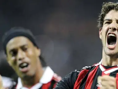 Luapan kegembiraan striker AC Milan asal Brasil, Alexandre Pato seusai menjebol gawang AS Roma dalam lanjutan Liga Serie A Italia yang berlangsung di San Siro, 18 Oktober 2009. AFP PHOTO / Damien Meyer 