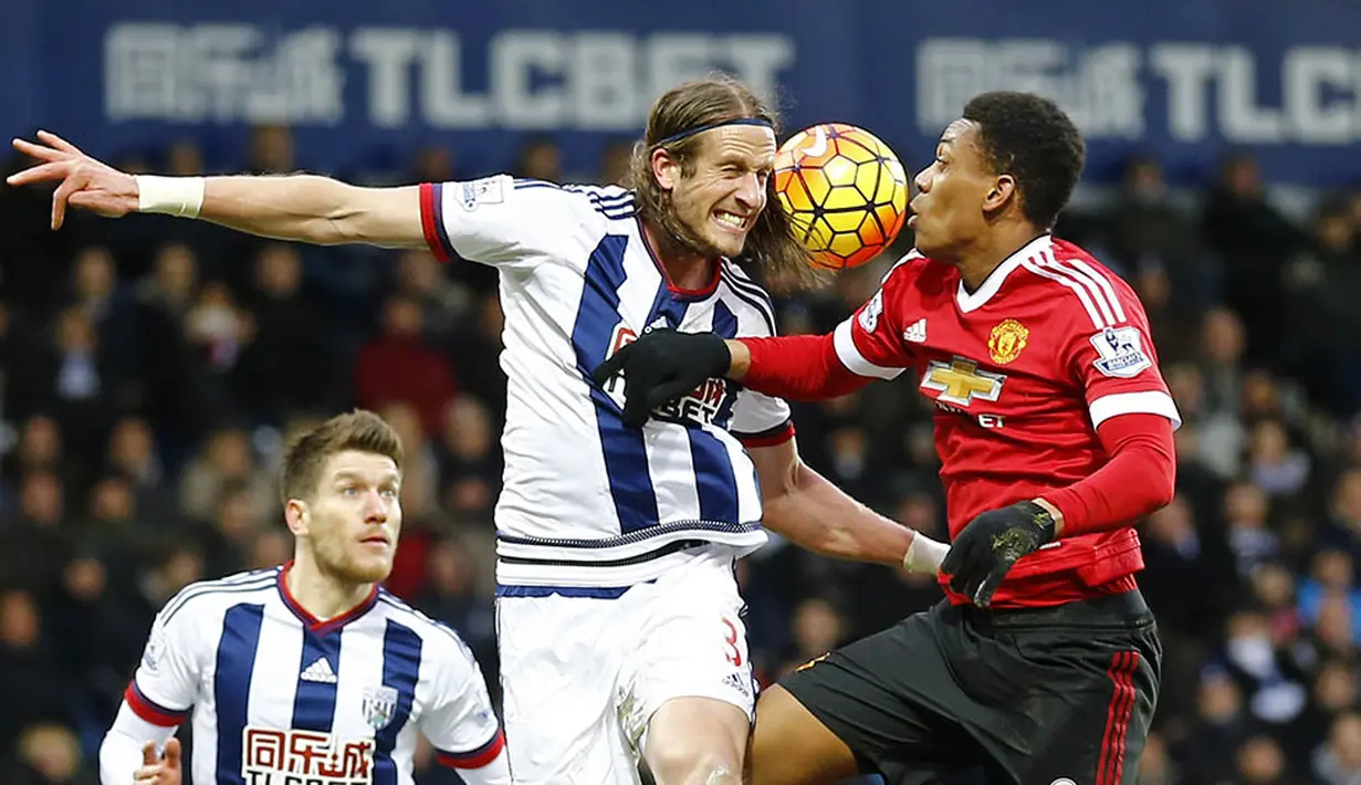 1. Penyerang Manchester United, Anthony Martial, duel udara dengan pemain WBA, Jonas Olsson pada laga Liga Premier Inggris di Stadion The Hawthorns, Minggu (6/3/2016). WBA berhasil menang 1-0 atas MU. (Reuters/Darren Staples)