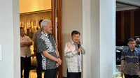 Calon presiden (capres) Ganjar Pranowo menemui Wakil Presiden ke-10 dan ke-12 Jusuf Kalla alias JK di kediamannya, Jalan Dharmawangsa, Jakarta Selatan, Minggu (19/11/2023). (Liputan6.com/Nanda Perdana Putra).
