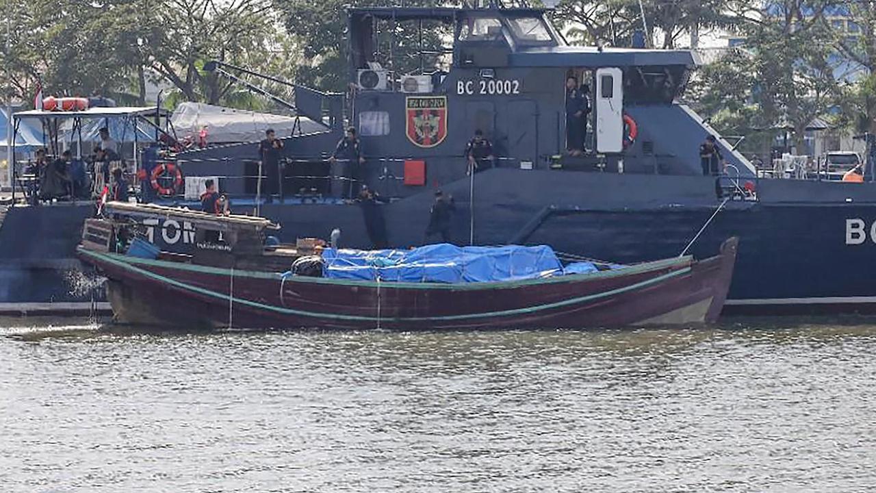 FOTO: TNI AL dan Bea Cukai Gagalkan Pengiriman Ballpress Ilegal di Perairan Sumut