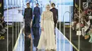 Model mengenakan busana rancangan desainer Modanisa dari Turkey dalam Jakarta Modest Fashion Week di Gandaria City, Jakarta, Kamis (26/7). Indonesia turut serta ambil bagian yang diikuti oleh 26 desainer. (Liputan6.com/Faizal Fanani)