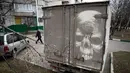 Sebuah truk kotor disulap menjadi lukisan tengkorak oleh Nikita Golubev di Moskow, Sabtu (22/4). Golubev menggunakan truk dan van yang kotor dan berdebu untuk menciptakan karya seninya. (AP Photo / Pavel Golovkin)