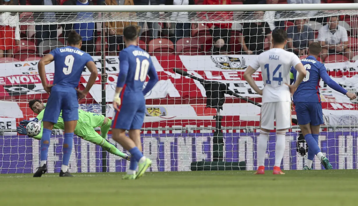 Gelandang Inggris, Jordan Henderson (kanan) melakukan eksekusi penalti yang mampu digagalkan kiper Rumania, Florin Nita dalam laga uji coba menjelang berlangsungnya Euro 2020 di Riverside Stadium, Middlesbrough, Minggu (6/6/2021). Inggris menang 1-0 atas Rumania. (AP/Scott Heppell/Pool)