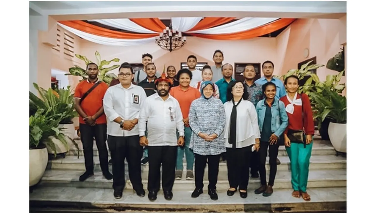 Momen Walikota Surabaya Tri Rismaharini bertemu Staf Khusus Presiden untuk Papua