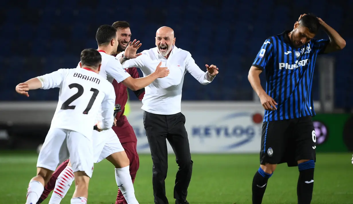 Pelatih AC Milan, Stefano Pioli berselebrasi bersama pemainnya usai pertandingan melawan Atalanta pada laga Liga Serie A Italia di stadion Atleti Azzurri d'Italia di Bergamo, Senin (24/5/2021). AC Milan menyudahi absen tujuh tahun di pentas Liga Champions. (AFP/Marco Bertorello)