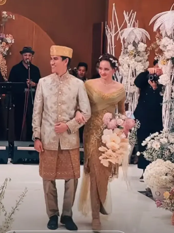 Nuansa Mewah di Busana Pengantin Kedua Enzy Storia dan Maulana Kasetra