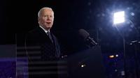 Presiden Amerika Serikat Joe Biden menyampaikan pidato yang menandai peringatan satu tahun invasi Rusia ke Ukraina di Royal Castle Gardens, Warsawa, Polandia, 21 Februari 2023. Gedung Putih telah membantah bahwa pidato Biden merupakan tandingan atas pidato Putin, di mana presiden Rusia itu mengatakan bahwa Ukraina dan sekutu Barat-nya yang memulai perang. (AP Photo/ Evan Vucci)