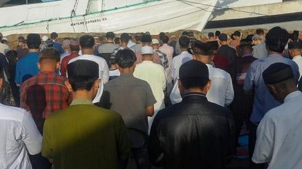 Umat muslim saat melaksanakan salat Idulfitri dengan khidmat di pelabuhan Sunda kelapa, Jakarta,  Rabu (10/4/2024). Foto: merdeka.com / Arie Basuki