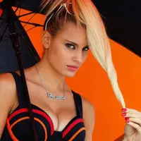 Kecantikan Umbrella girls di MotoGP menambah daya tarik para GP Mania.