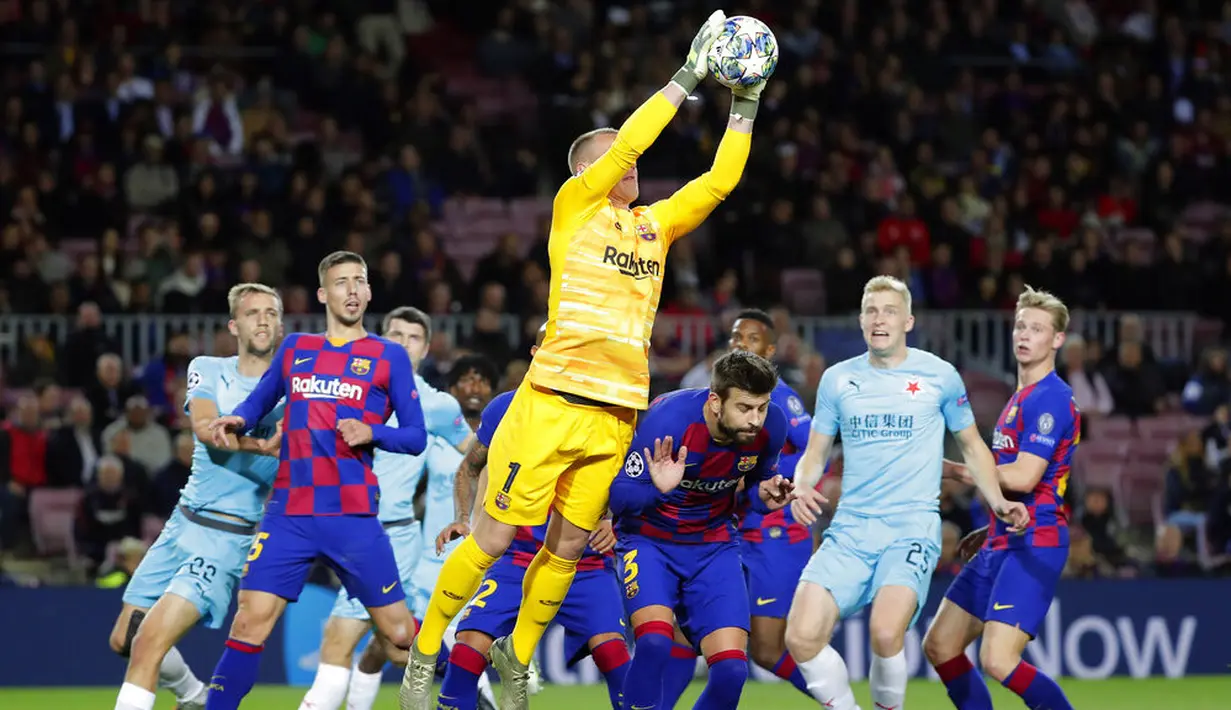 Kiper Barcelona, Marc-Andre ter Stegen, menangkap bola saat melawan Slavia Praha pada laga Liga Champions 2019 di Stadion Camp Nou, Selasa (5/11). Kedua tim bermain imbang 0-0. (AP/Emilio Morenatti)