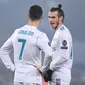Gareth Bale dan Cristiano Ronaldo sedang berbincang di tengah laga Real Madrid melawan Paris Saint-Germain (PSG). (FRANCK FIFE / AFP)