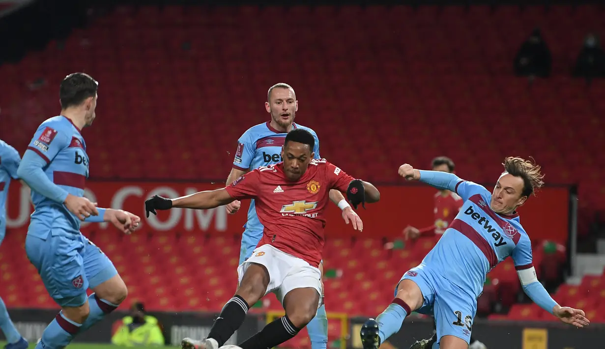 Striker Manchester United, Anthony Martial (tengah) berusaha menembak bola dari kawalan para pemain West Ham United pada pertandingan perdelapan final Piala FA di Old Trafford, Inggris (10/2/2021). MU menang tipis atas West Ham 1-0. (Michael Regan/POOL/AFP)