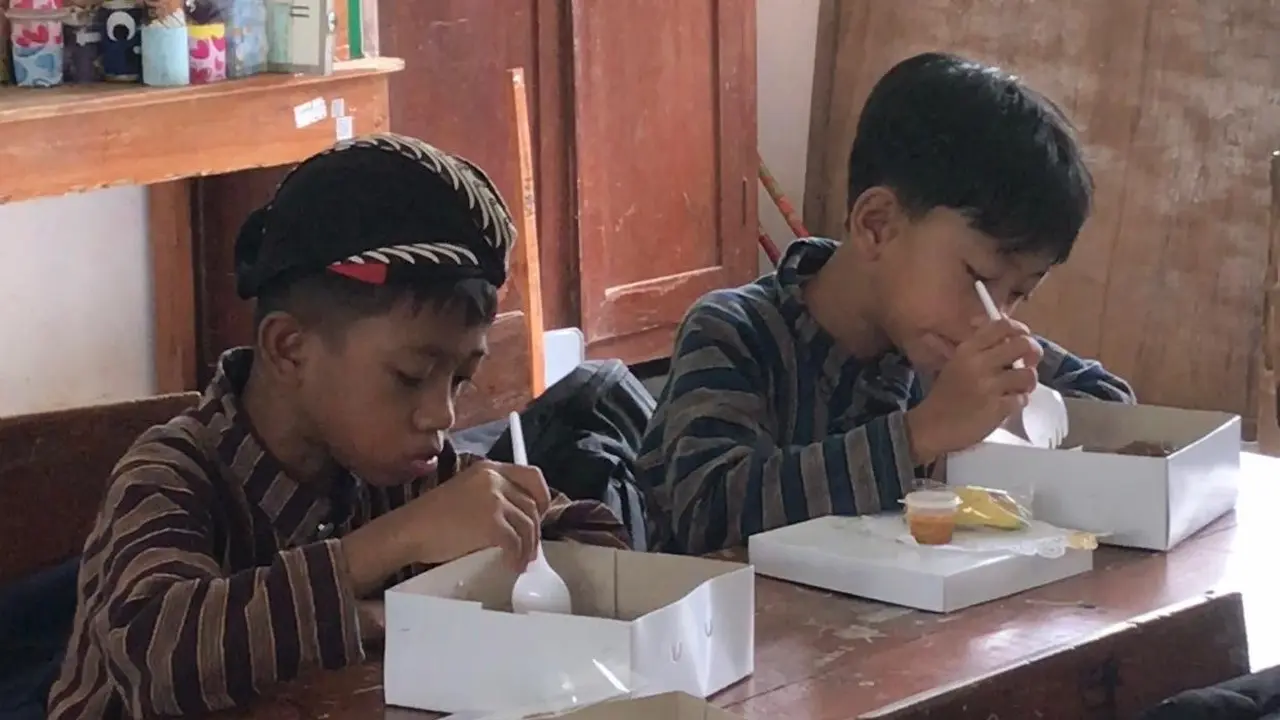 Siswa SDN Nglindur menikmati Makanan Bergizi Gratis